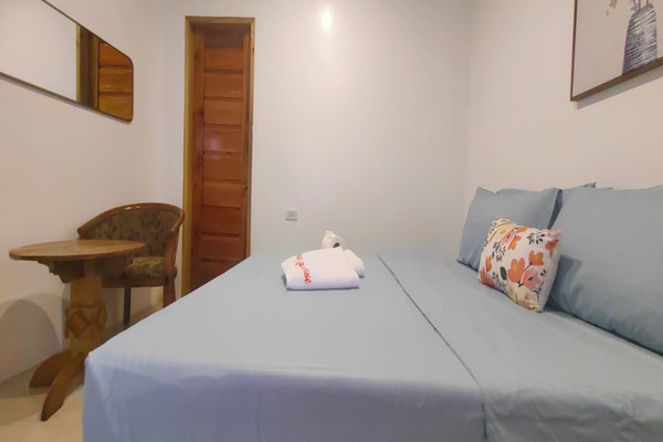 Escritorio, tabla de planchar con plancha, wifi gratis y ropa de cama