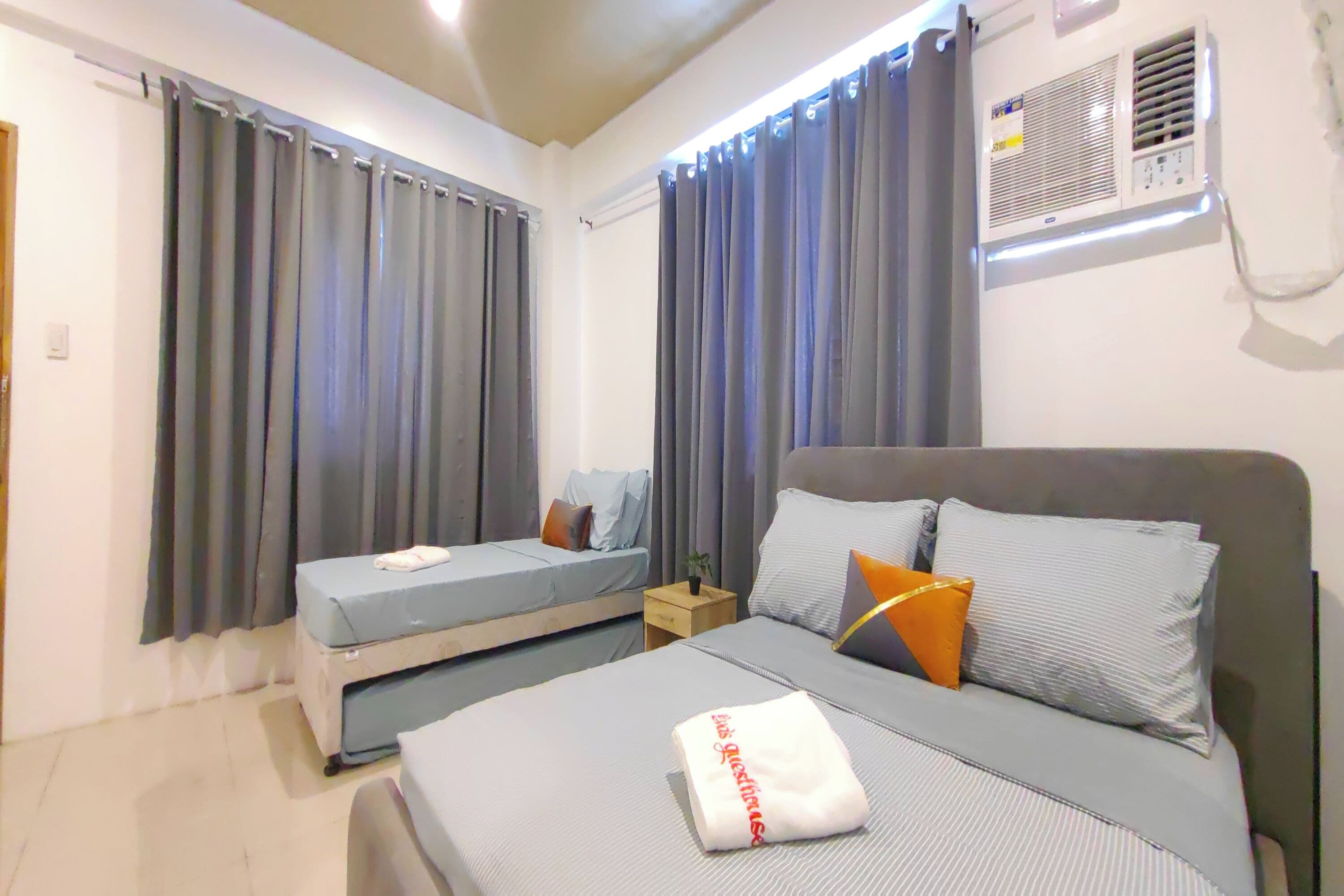 Chambre Triple | Bureau, fer et planche à repasser, Wi-Fi gratuit, draps fournis