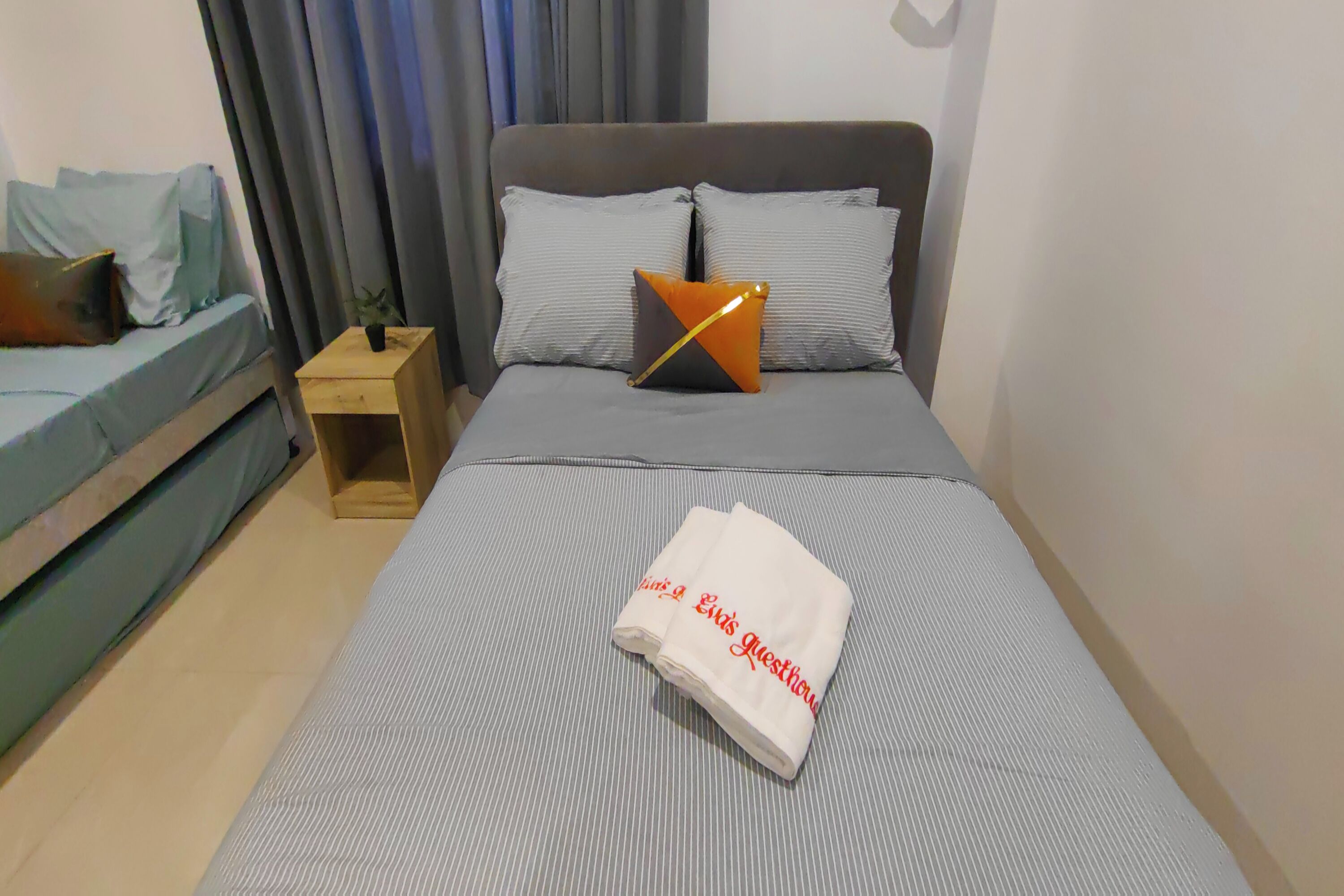 Triple Room | Desk, iron/ironing board, free WiFi, bed sheets