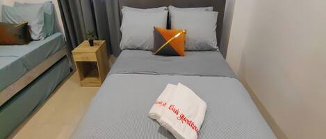 Triple Room | Desk, iron/ironing board, free WiFi, bed sheets