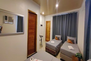 Escritorio, tabla de planchar con plancha, wifi gratis y ropa de cama 
