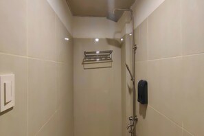 Douche, douche à « effet pluie », articles de toilette gratuits