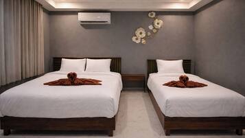 Chambre Triple | Coffres-forts dans les chambres, bureau, rideaux occultants