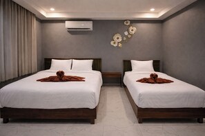 Caja de seguridad en la habitación, escritorio y cortinas blackout 