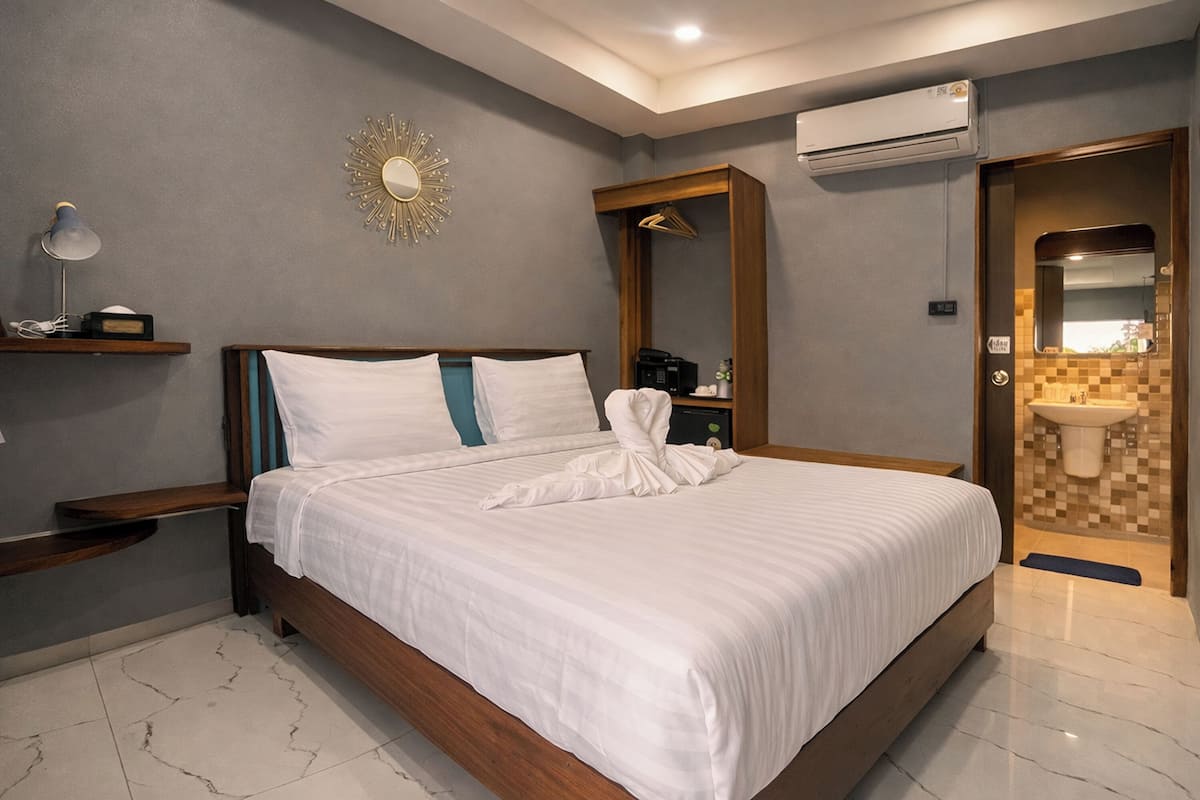 Habitació doble estàndard | Caixa forta a l'habitació, escriptori, cortines opaques i wifi gratuïta