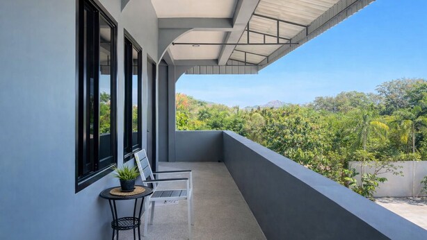 Un balcón con vistas a un paisaje verde exuberante.