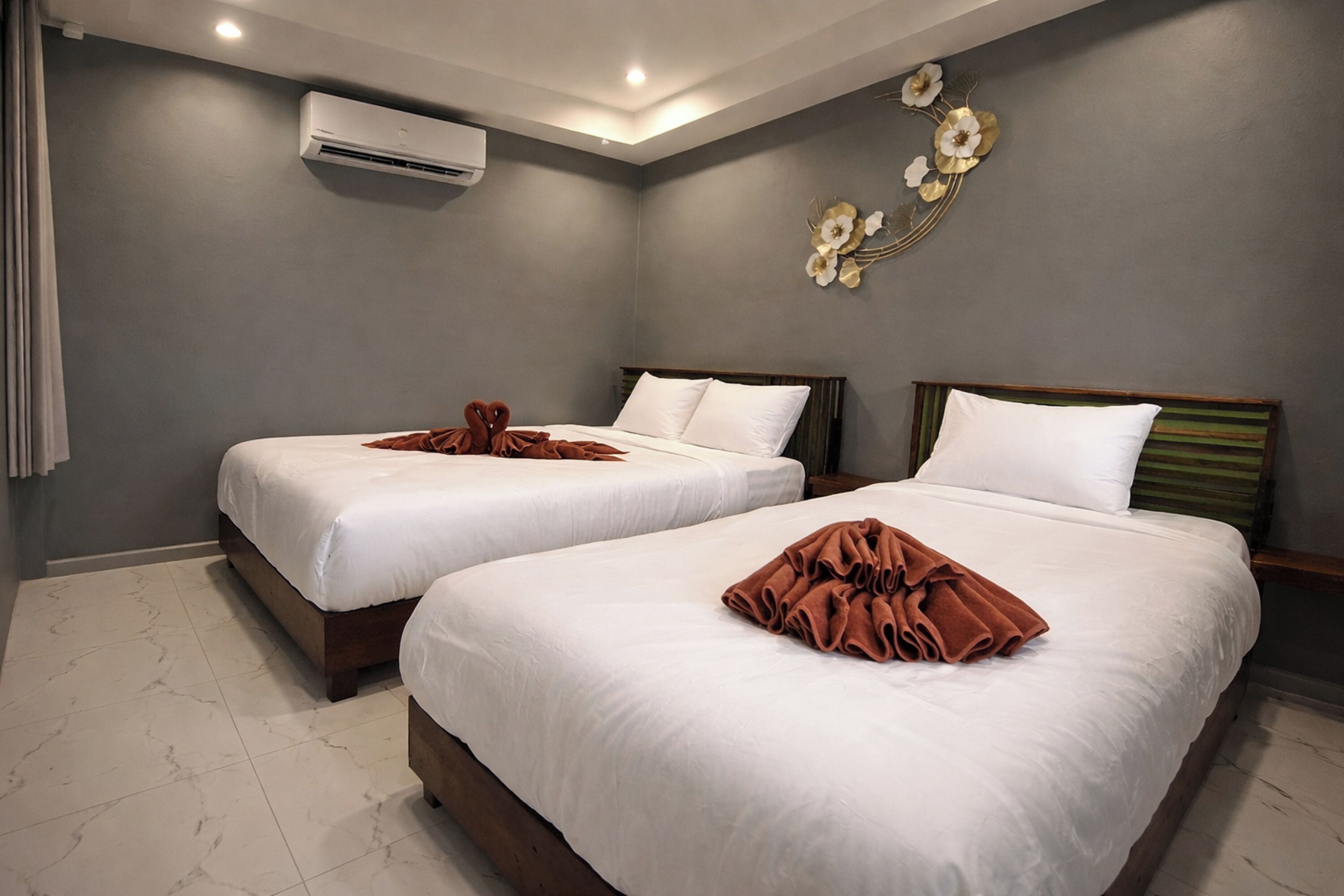 Habitació triple | Caixa forta a l'habitació, escriptori, cortines opaques i wifi gratuïta 