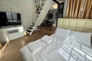 European Villa 306 | Desk, free WiFi, bed sheets - Honey Queen Resort (Kanchanaburi)