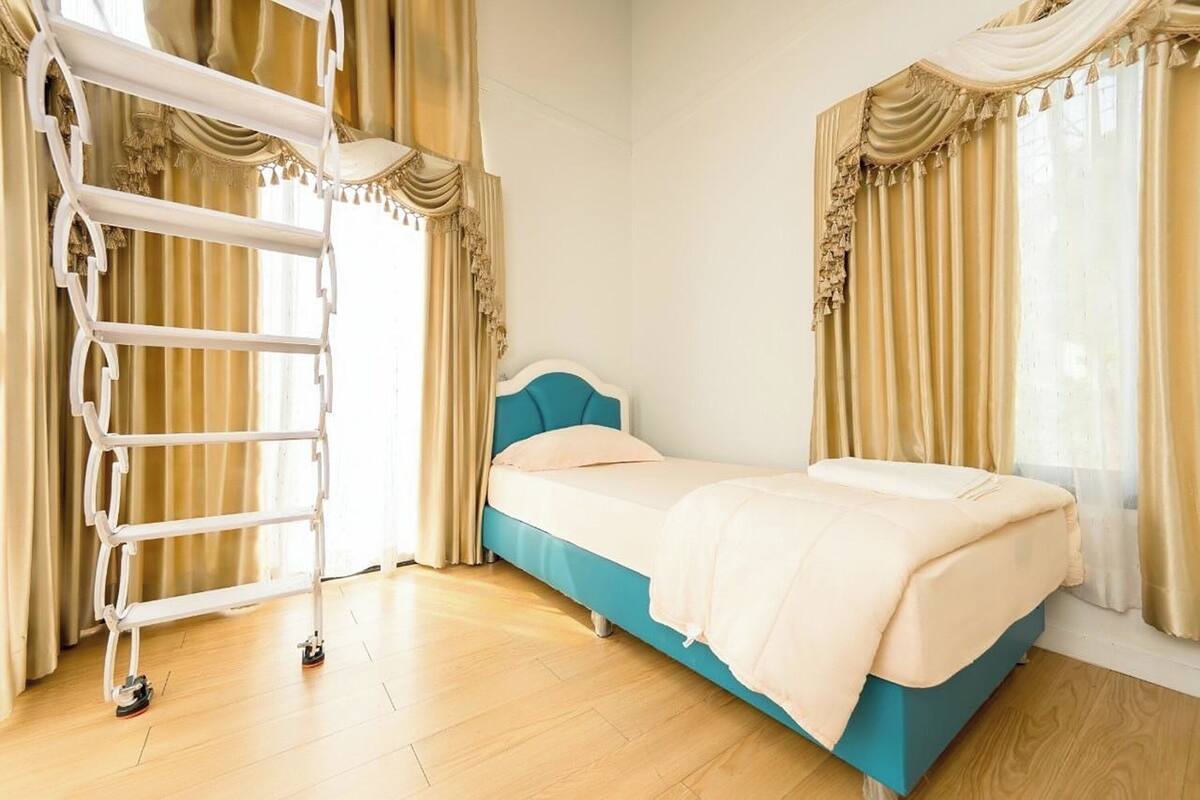 Nordic Villa 305 | Desk, free WiFi, bed sheets