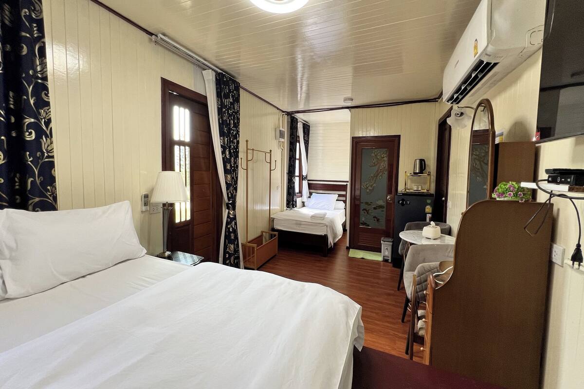 Capsule House | Desk, free WiFi, bed sheets