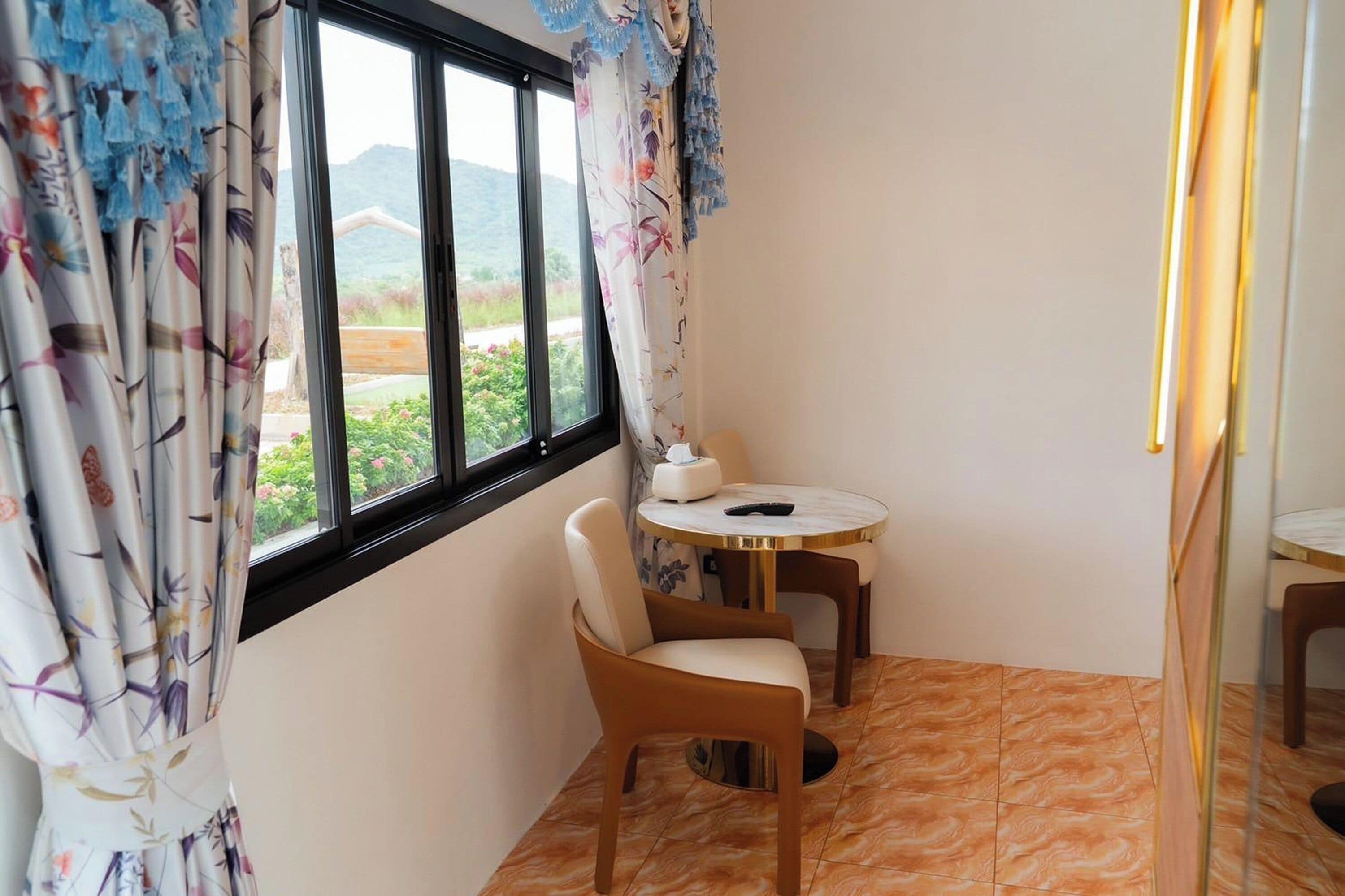 Habitación cuádruple Deluxe | Escritorio, wifi gratis, ropa de cama