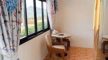 Habitación cuádruple Deluxe | Escritorio, wifi gratis, ropa de cama