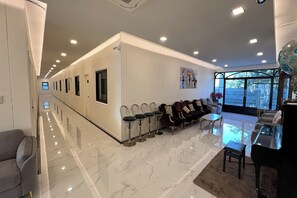 办公桌、免费 WiFi、床单