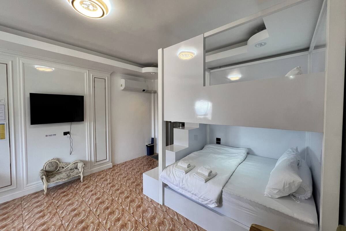 Deluxe Quadruple Room | Desk, free WiFi, bed sheets