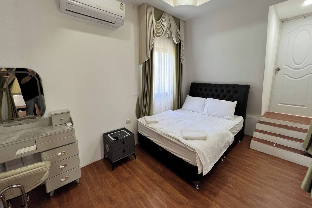 Pool Villa Triangle | Desk, free WiFi, bed sheets