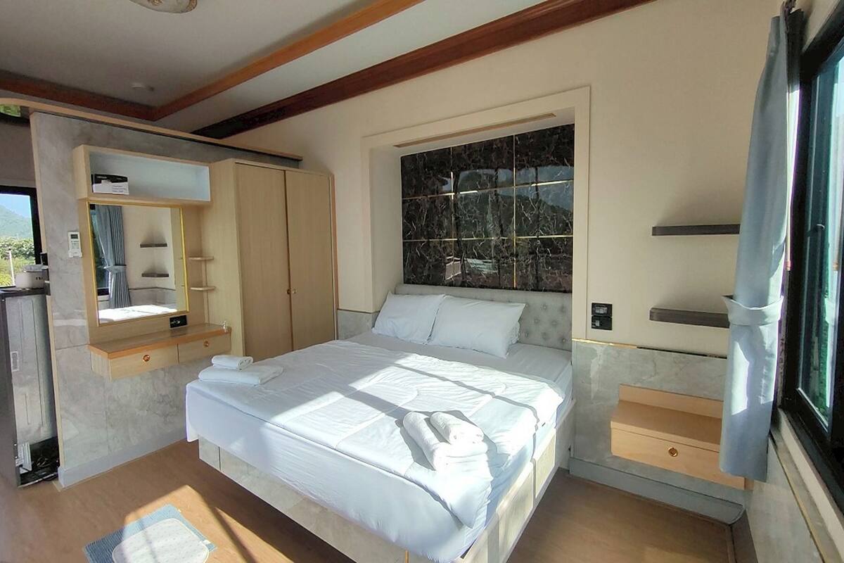 Box House | Desk, free WiFi, bed sheets