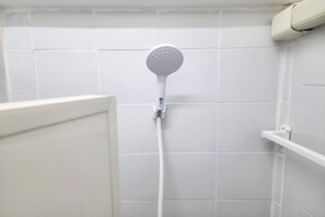 Shower, free toiletries, towels - Toucan Garden (Bang Phli)