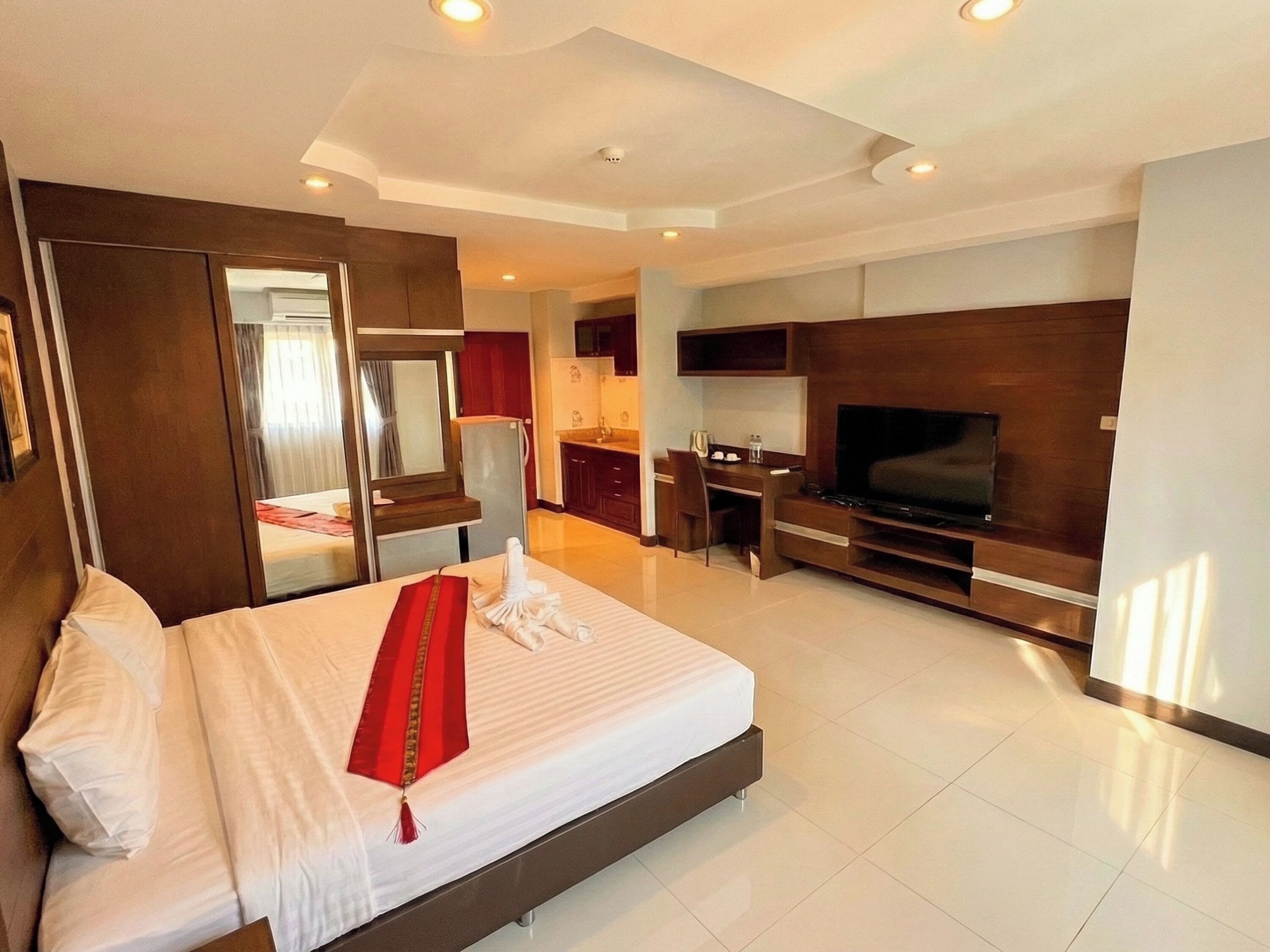 Deluxe Double Room | In-room safe, desk, iron/ironing board, free WiFi