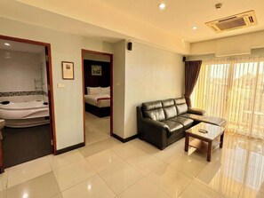 Family Suite | In-room safe, desk, iron/ironing board, free WiFi - T8 Exclusive Boutique Pattaya Hotel (Pattaya)