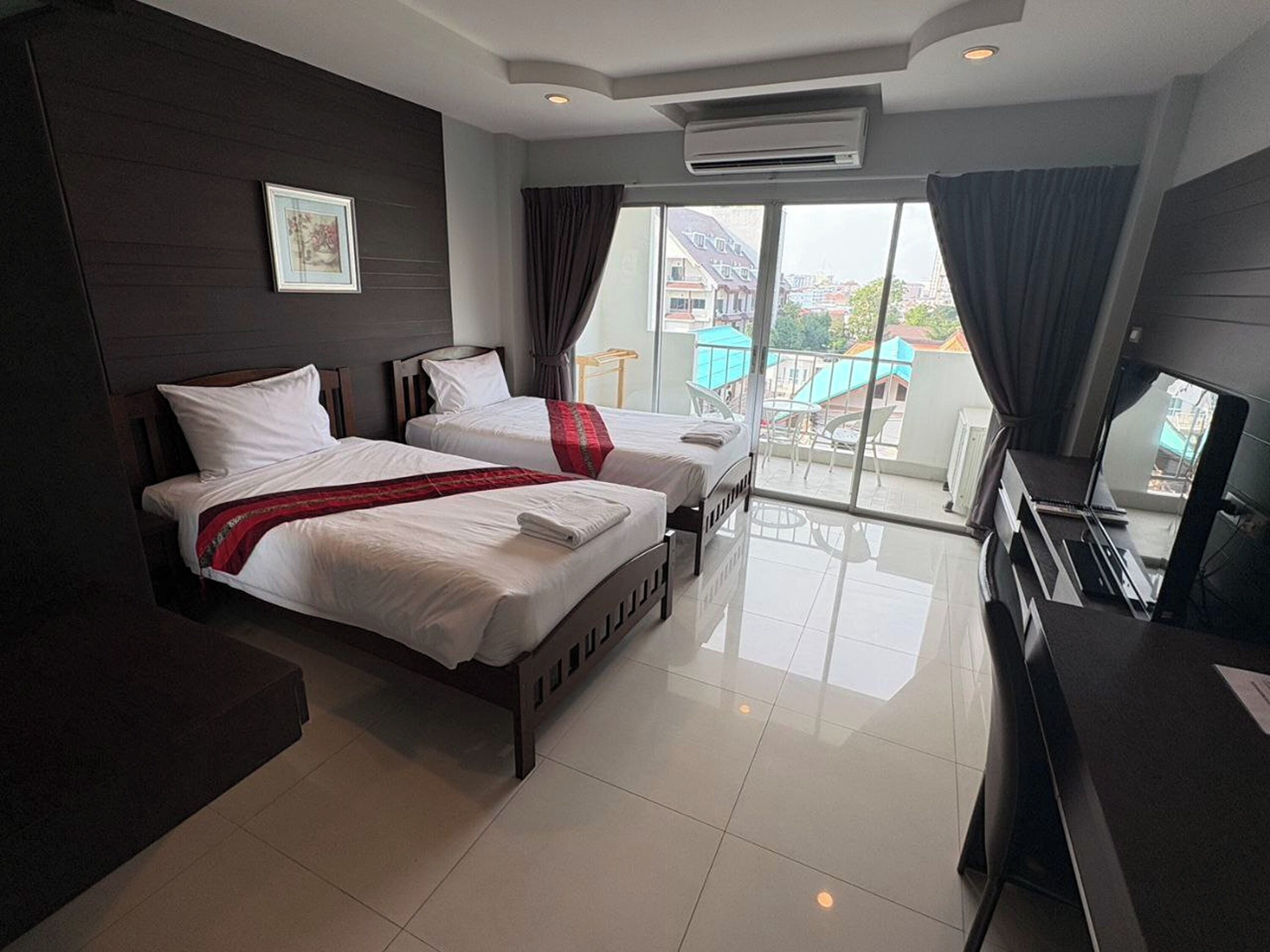 Deluxe Twin Room | In-room safe, desk, iron/ironing board, free WiFi