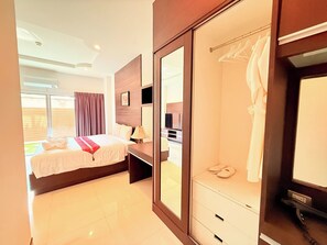 Suite - udsigt til have | Pengeskab på værelset, skrivebord, strygejern/strygebræt, gratis Wi-Fi