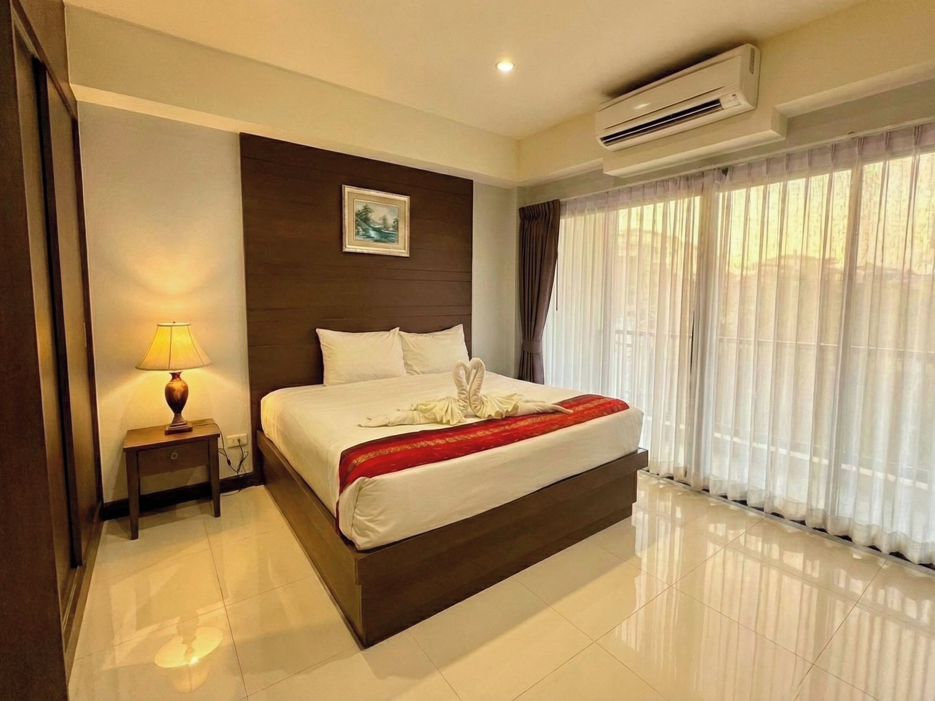 Family Suite | In-room safe, desk, iron/ironing board, free WiFi