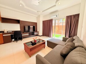 Suite - udsigt til have | Pengeskab på værelset, skrivebord, strygejern/strygebræt, gratis Wi-Fi