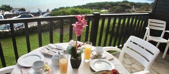 Functional 28 sq m room.Comprising a double bed, two single beds, and a private bathroom with shower, bidet, and hairdryer. The room also features an outdoor space with a sea view, a patio or terrace, and a table and chairs. Breakfast is included in the 