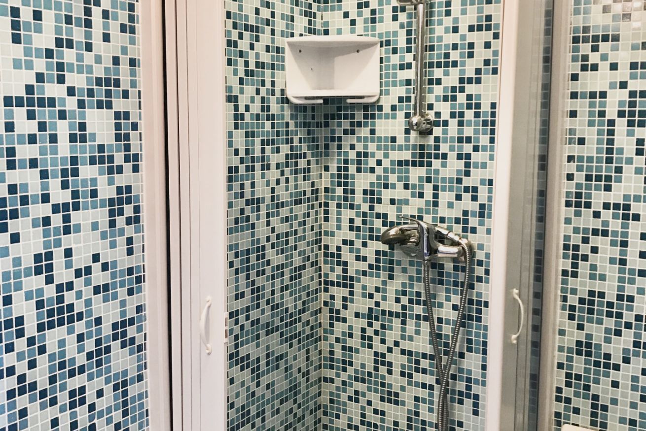 Douche, bidet, serviettes fournies