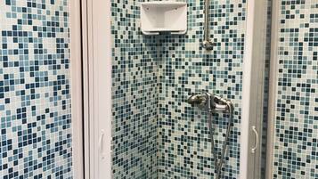 Douche, bidet, serviettes fournies