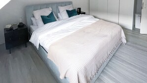 2 bedrooms, iron/ironing board, WiFi, bed sheets - In the Heart of Cologne: Style & Comfort Combined (Köln)
