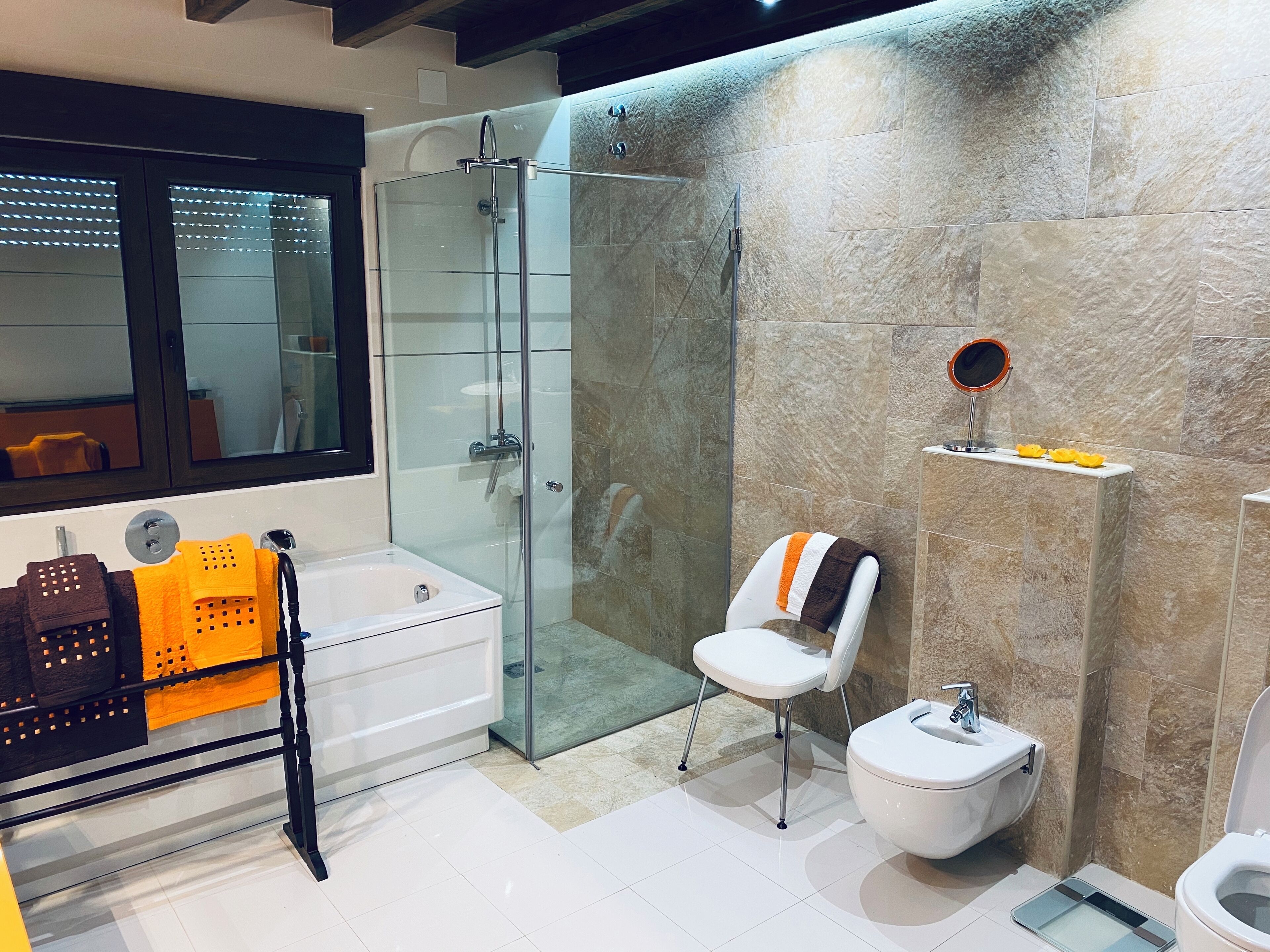 Een bubbelbad, een haardroger, een bidet, handdoeken