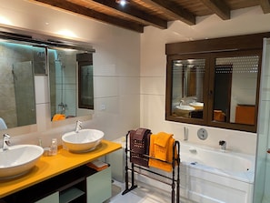 Jetted tub, hair dryer, bidet, towels