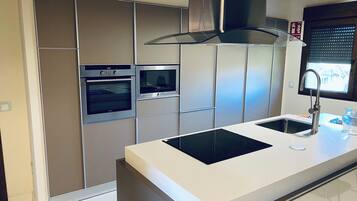 Réfrigérateur, micro-ondes, four, plaque de cuisson