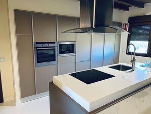 Een koelkast, een magnetron, een oven, een kookplaat