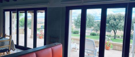 المنشأة من الداخل