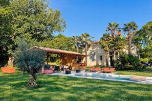 Property grounds - Villa Léo & Lucas, close by the Ocean, fabulous outdoor space, private pool, (Vendays-Montalivet)