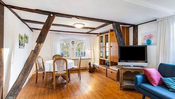 DVD-Player, Tischtennisplatte, Stereoanlage