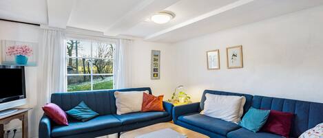 DVD-Player, Tischtennisplatte, Stereoanlage