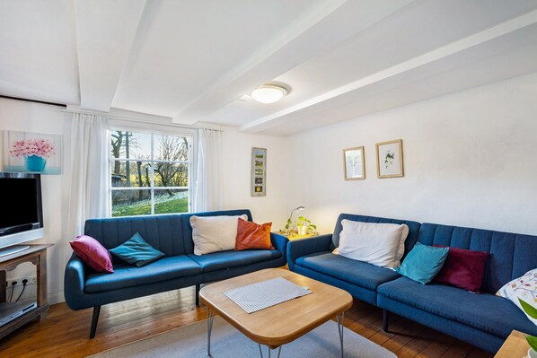 DVD-Player, Tischtennisplatte, Stereoanlage