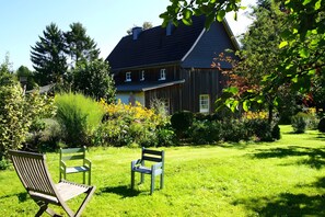 Property grounds - Holiday Home Titz with Private Terrace, Garden & Wi-Fi in a Peaceful Setting (Sundern)