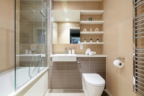 Shower, hair dryer, towels, shampoo - Central 1BR in Westminster by Buckingham Palace (London)