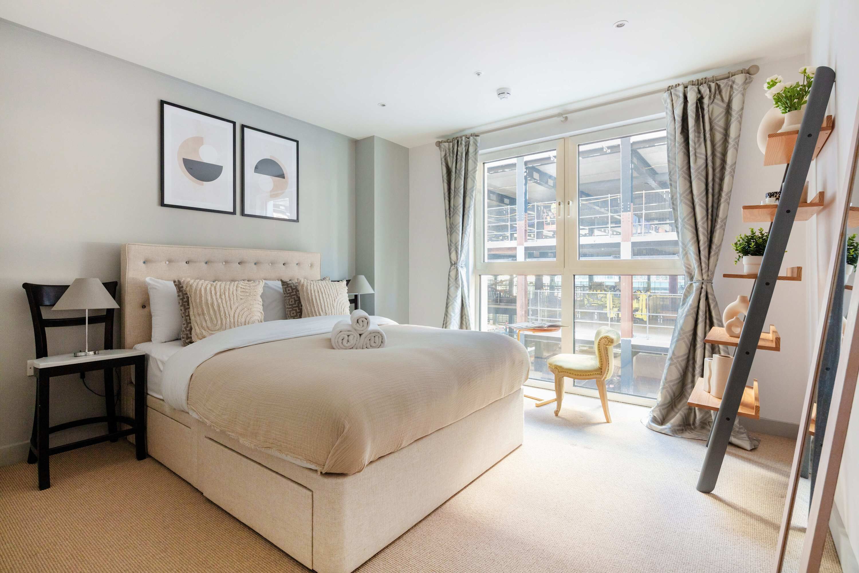 1 dormitorio, escritorio, tabla de planchar con plancha y cuna de viaje