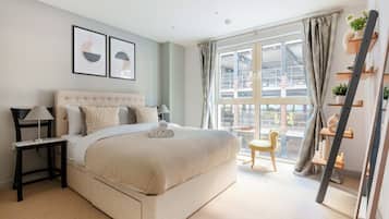 1 habitación, escritorio, tabla de planchar con plancha y cuna de viaje