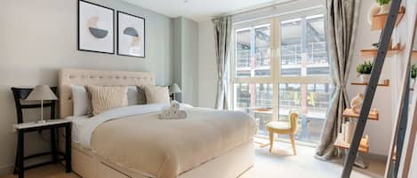 1 chambre, bureau, fer et planche à repasser, lit parapluie