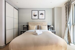 1 slaapkamer, een bureau, een strijkplank/strijkijzer, reisbedje