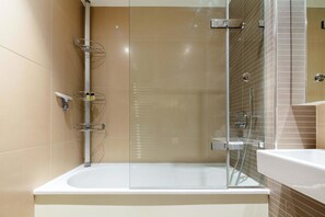 Een douche, een haardroger, handdoeken, shampoo