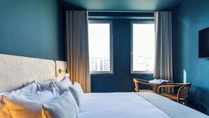 A hotel room with a large bed, a desk with a chair, and a window with curtains. - Regras Apartments & Garden A20 by Benefit Collection (Porto)