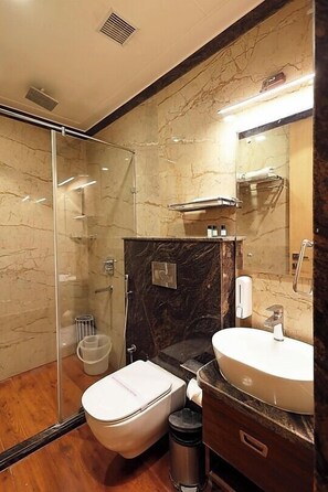 Shower, rainfall showerhead, towels, soap - Hotel The Elegance Inn Varanasi (Varanasi)