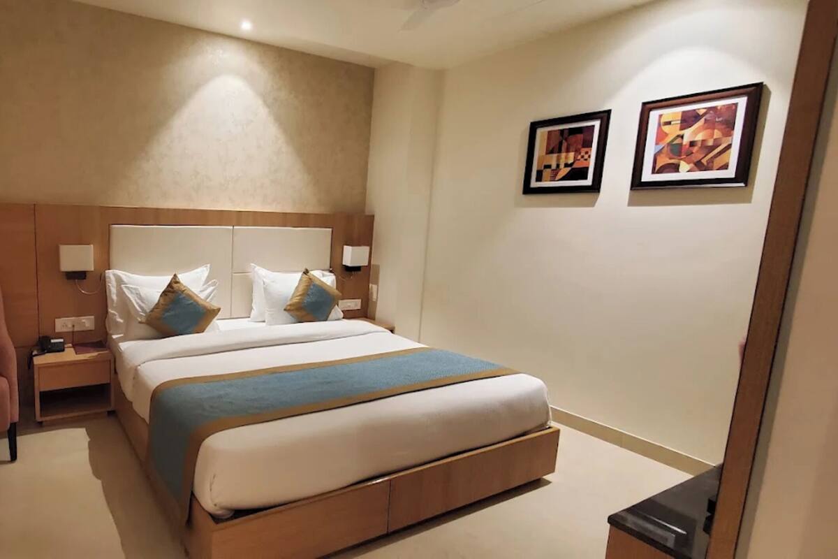 Superior Double Room, Air conditioning | Hypo-allergenic bedding, desk, soundproofing, free WiFi